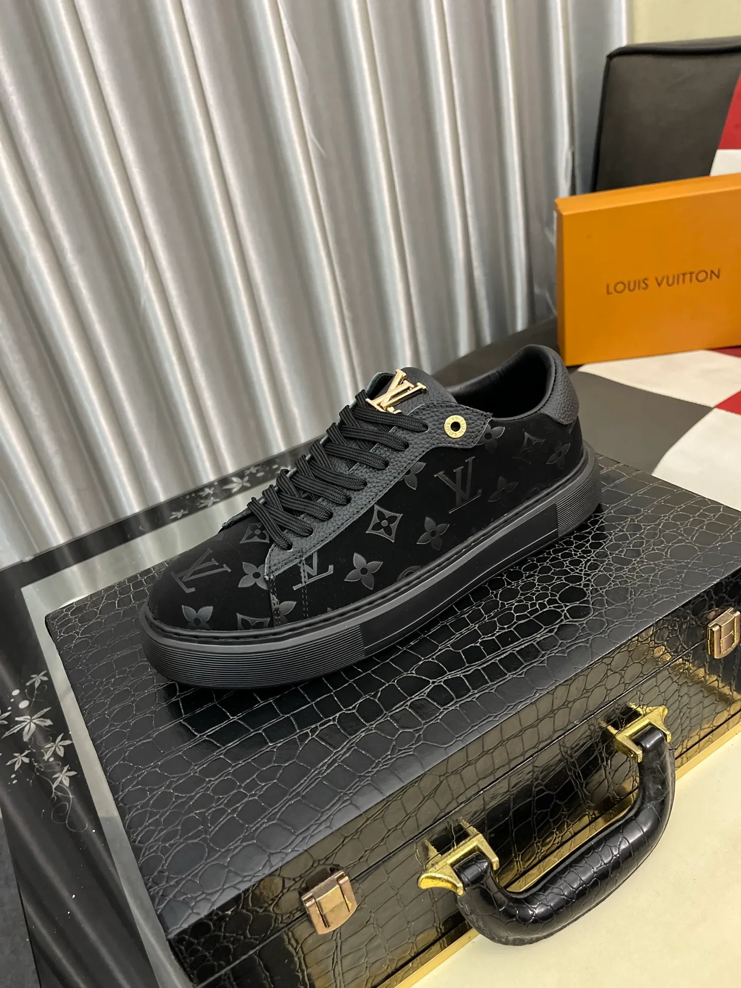 Men's shoes 💰440⌚️⌚️《LV》latest men's casual shoes, genuine leather lining, rubber wear-resistant outsole, fine lines and beautiful strips, not too much decoration, European and American style, comfortable and high-end, code number: 38 to 44 45 can be customized, 3️⃣colors are available